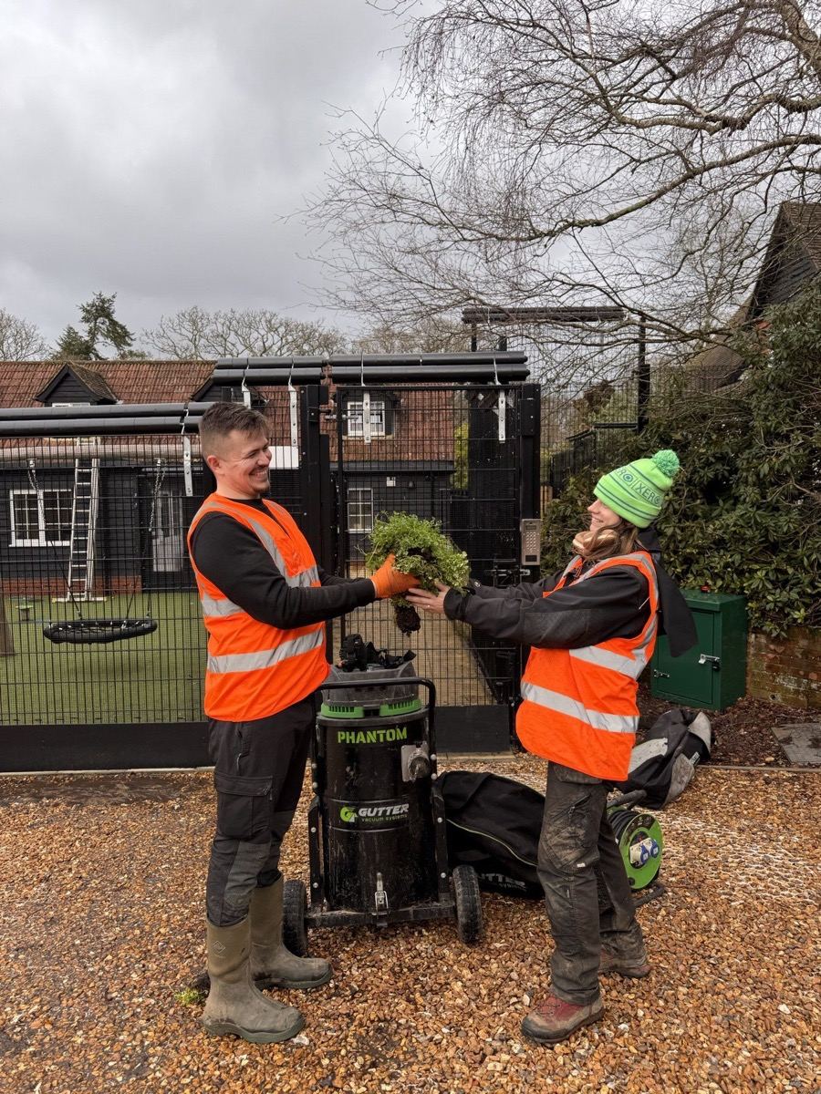 Zespół podczas prac zewnętrznych